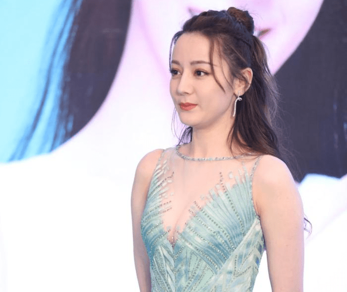 整体离开美颜修图后，她皮肤暗黄、坑坑洼洼，难道只配做背影杀手？