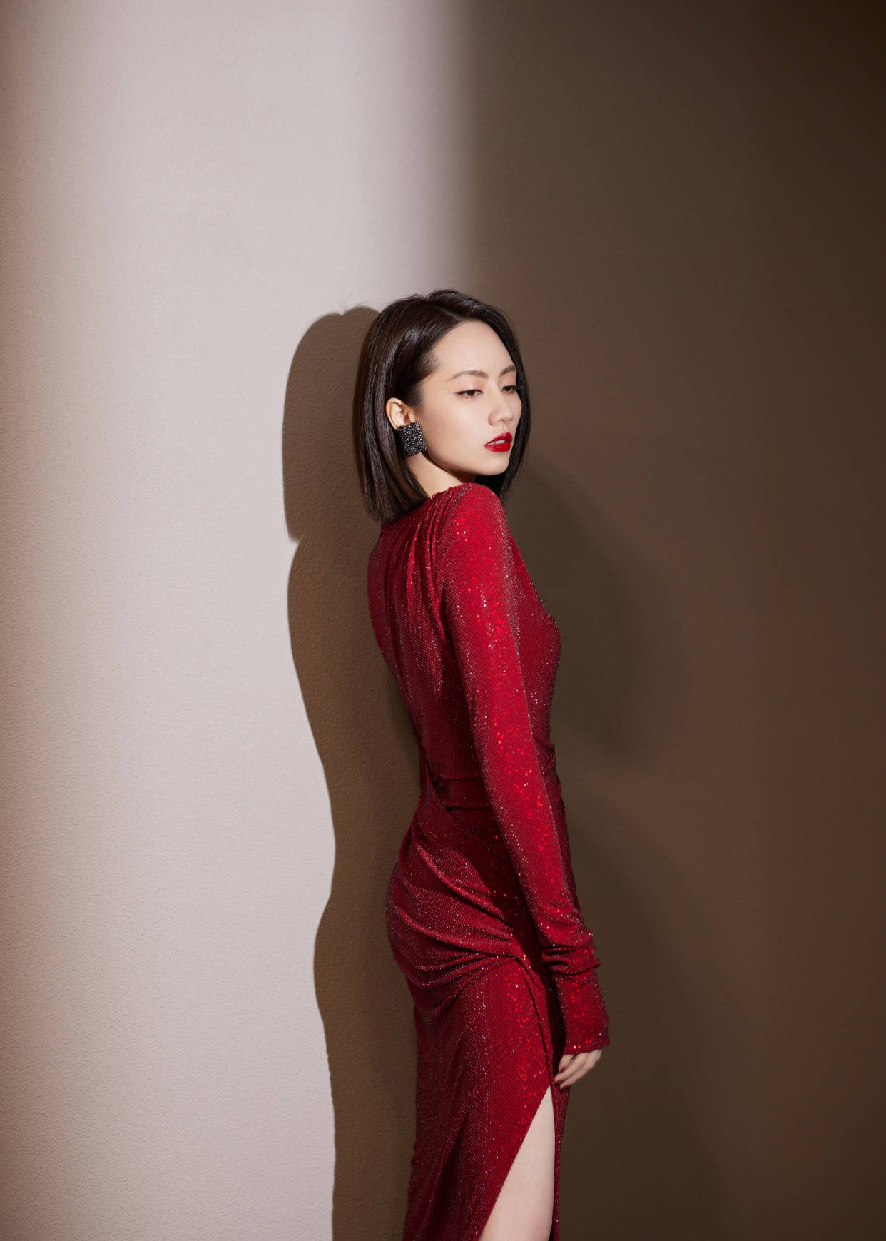 刘惜君 刘惜君身材原来这么好,穿红色高衩裙妩媚娇艳,直角肩大长腿真飒