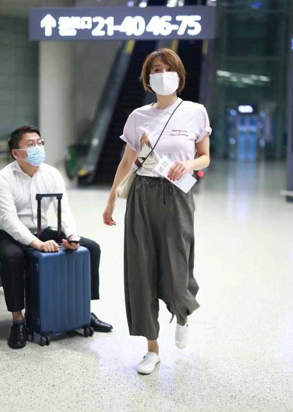 粉色 马伊琍气质真独特，T恤配阔腿裤就能穿出高级感，不愧是气质女神