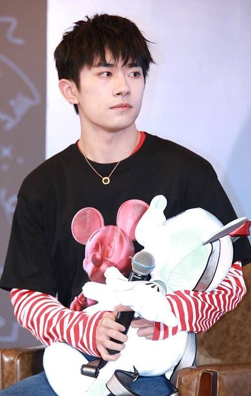 易烊千玺唱歌给妈妈 1d83b426739e42a0bd32d1880ee4ec65.jpeg