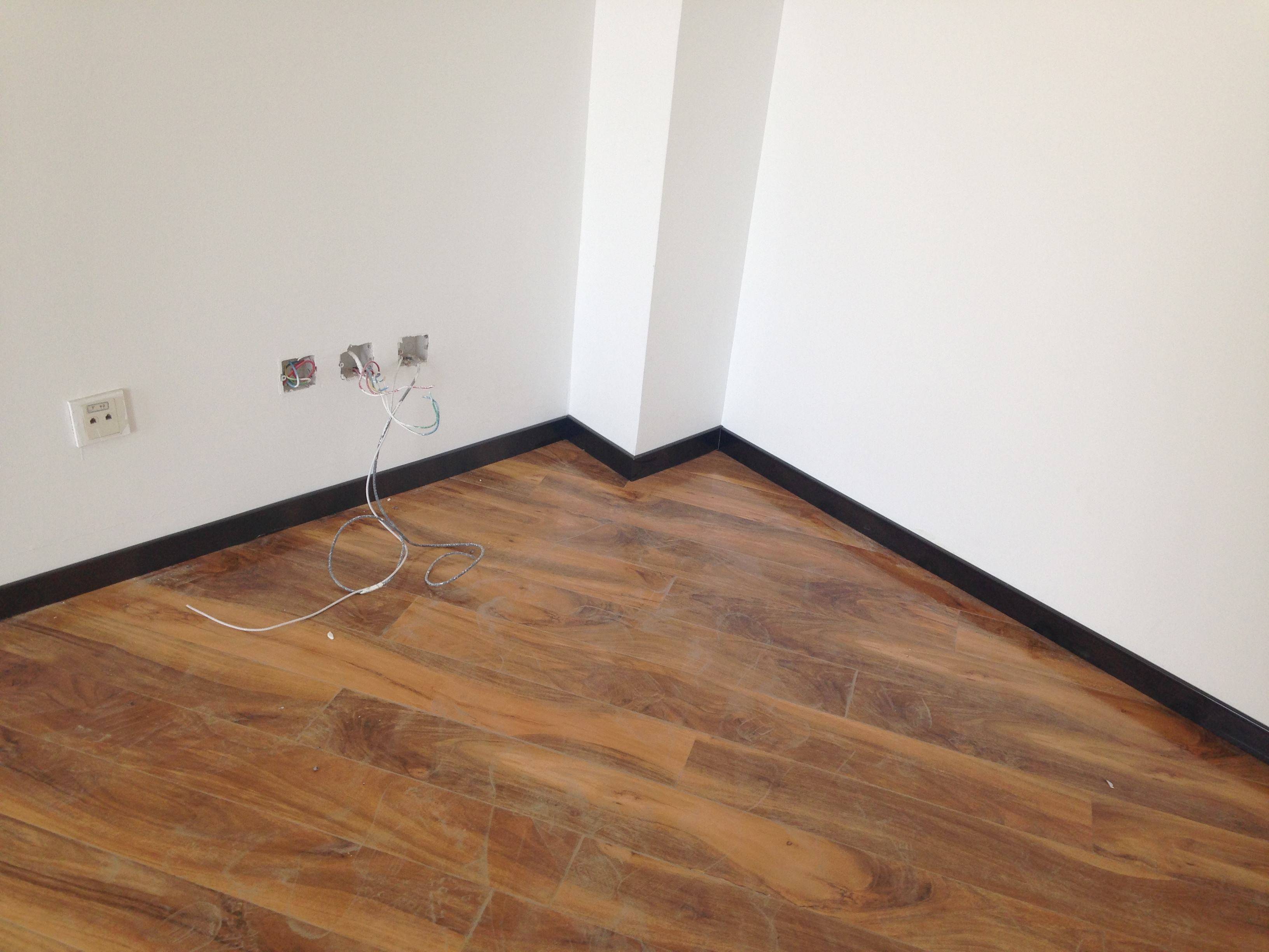 1.石:石质踢脚线,其实属于瓷砖的一种,一般在卖瓷砖的商家可以买到.