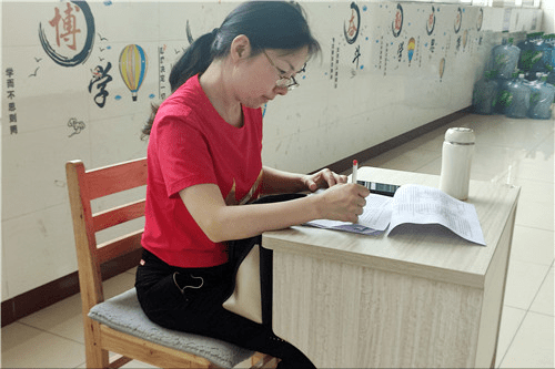 因为|女教师生二胎，不料被全班家长联名举报，列出一长串“迷惑罪状”