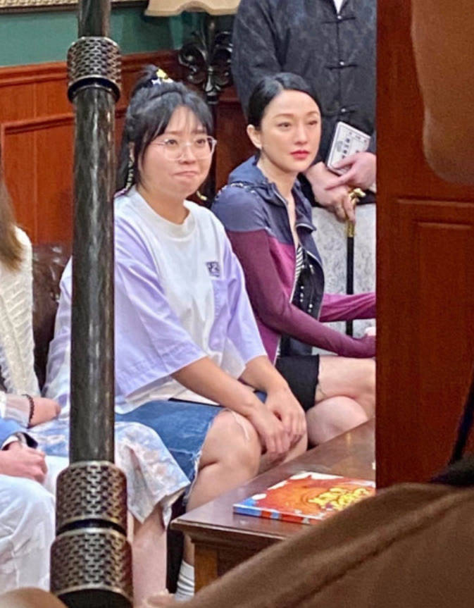 线条美 周迅盘奶奶头出席活动,休闲衫配自行车裤,生图又瘦又美太抗打