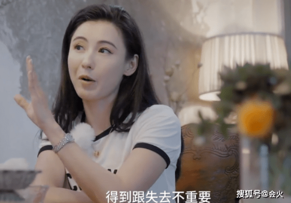 背心41岁张柏芝逛超市被偶遇！穿紧身背心身材性感，手臂肌肉太抢镜