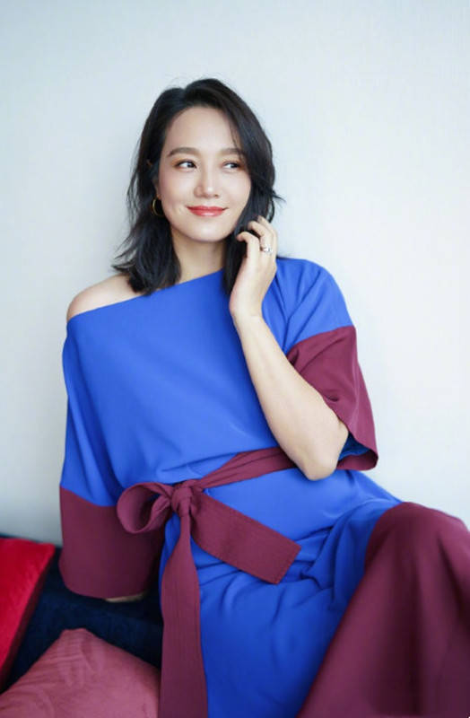 整体 “不擅记人名”的朱丹挺擅长穿搭，穿连衣裙大胆露肩，真自信呀