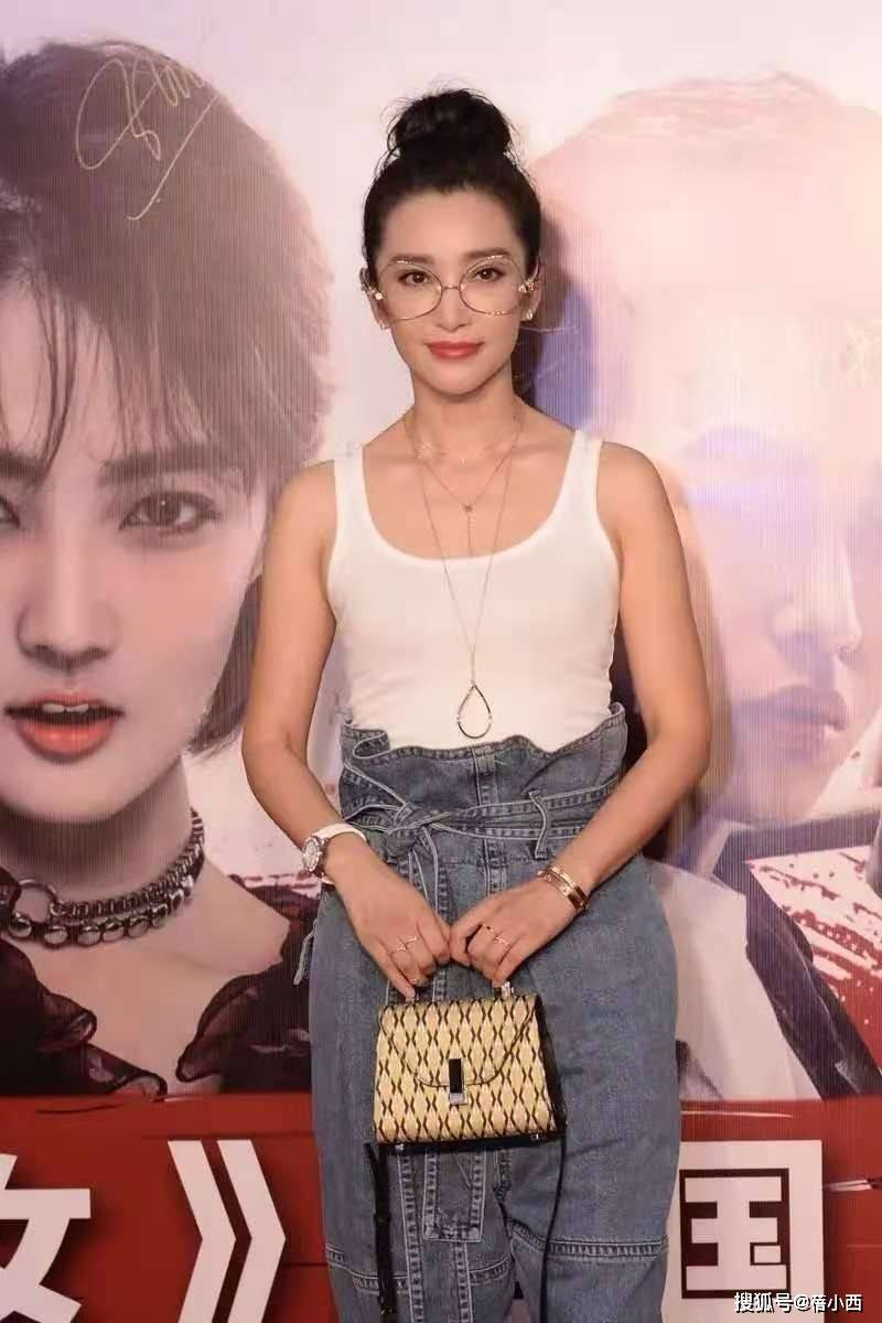 身材 李冰冰真会“扮嫩”，穿T恤配牛仔裤走机场，哪像奔五的年纪？