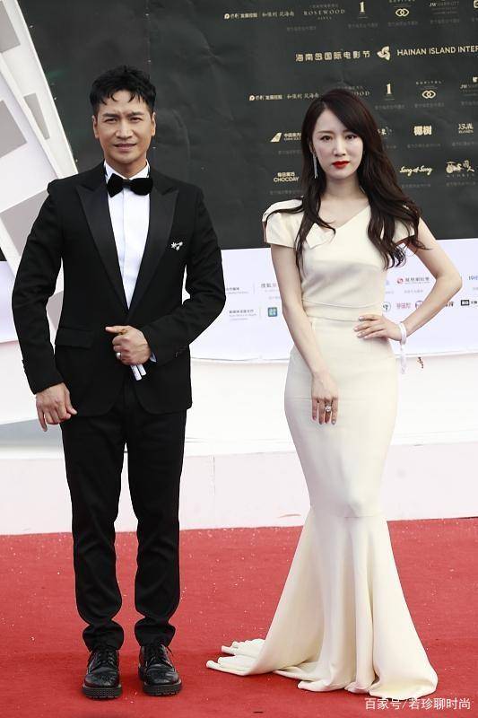 身材 李念真不像生过孩子的样子，穿这么紧身的裙子，也看不见小肚子