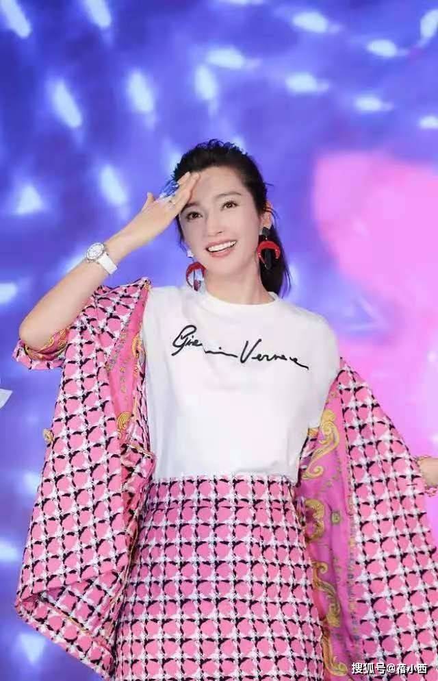 身材 李冰冰真会“扮嫩”，穿T恤配牛仔裤走机场，哪像奔五的年纪？
