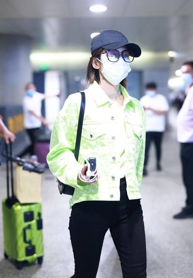 设计 唐艺昕真不像当妈的人,穿荧光色夹克配窄腿裤,看身材还似学生妹