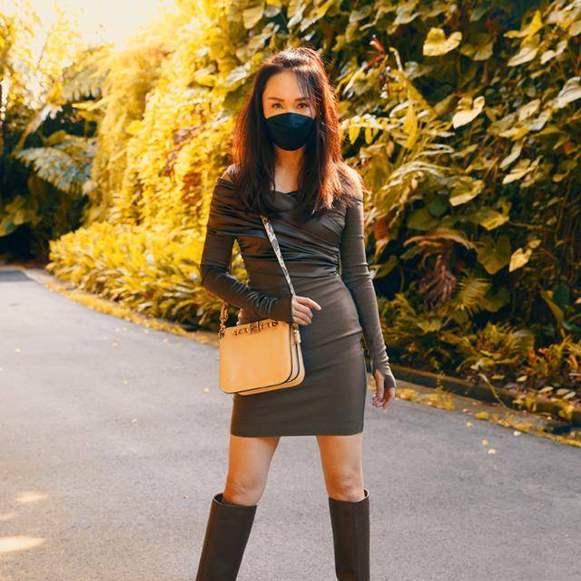 生活 范文芳罕晒生活近照！年过半百穿小黑裙，踩过膝靴打扮像篮球宝贝