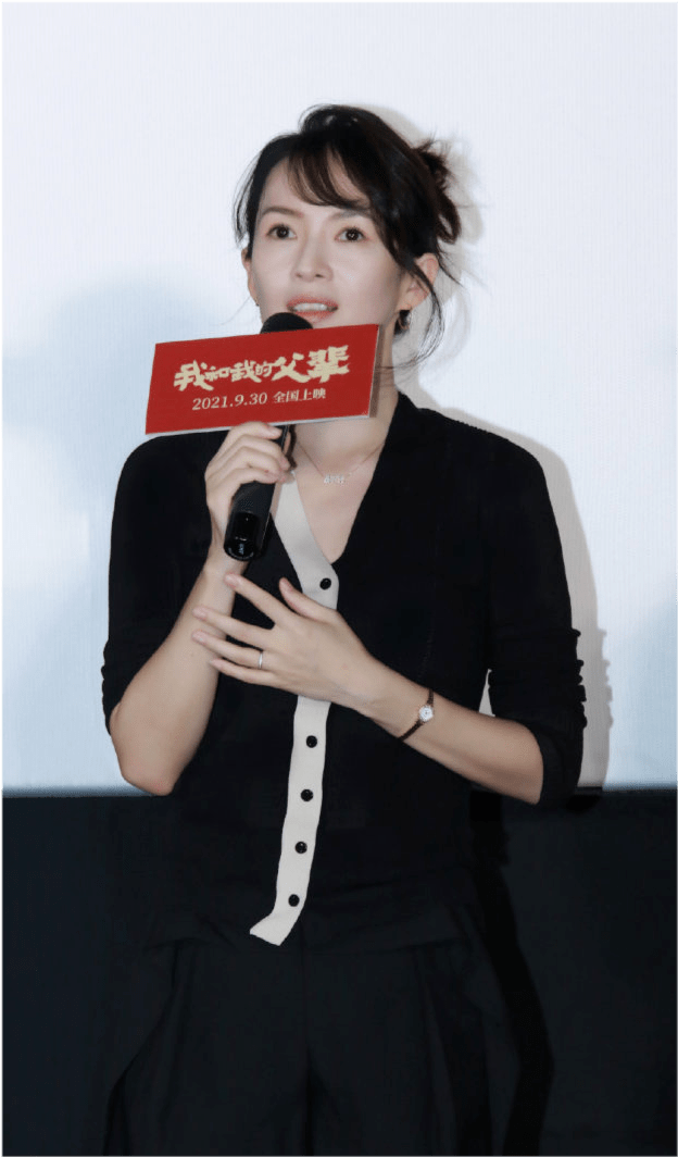 关键 章子怡换新发型变化大不敢认！成导演坐C位派头足，穿开衫好温柔