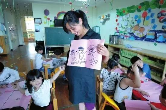 因为|女教师生二胎，不料被全班家长联名举报，列出一长串“迷惑罪状”