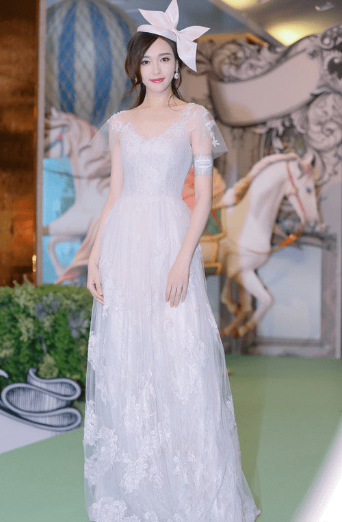 身材 刘亦菲真挺在乎闺蜜唐嫣的，两人牵手走，一个朴素一个似公主