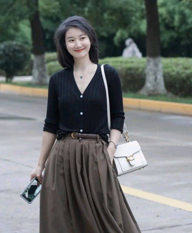 整体 谁说穿黑色服装不好看了？只要会搭配，驾驭起来毫不费力