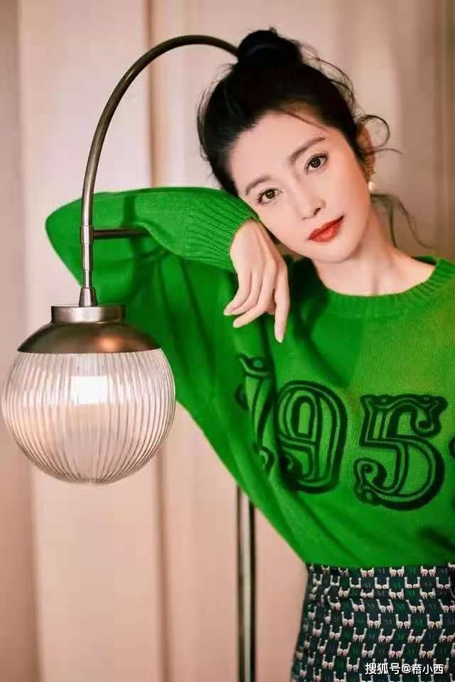 身材 李冰冰真会“扮嫩”，穿T恤配牛仔裤走机场，哪像奔五的年纪？