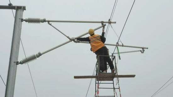 接觸網是沿鐵路線上空架設的輸電線路,擔負著把從牽引變電所獲得的