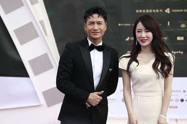 脖颈 “阔太”李念穿着简约但难掩贵气，穿白色鱼尾裙秀身材，优雅大气