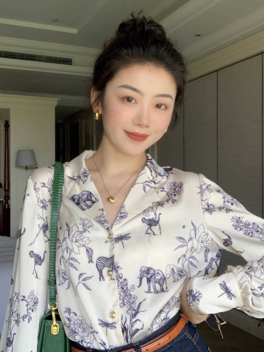 颜色 衬衫怎样搭复古又显气质？紫色衬衫搭配半身裙，时髦精致还温柔