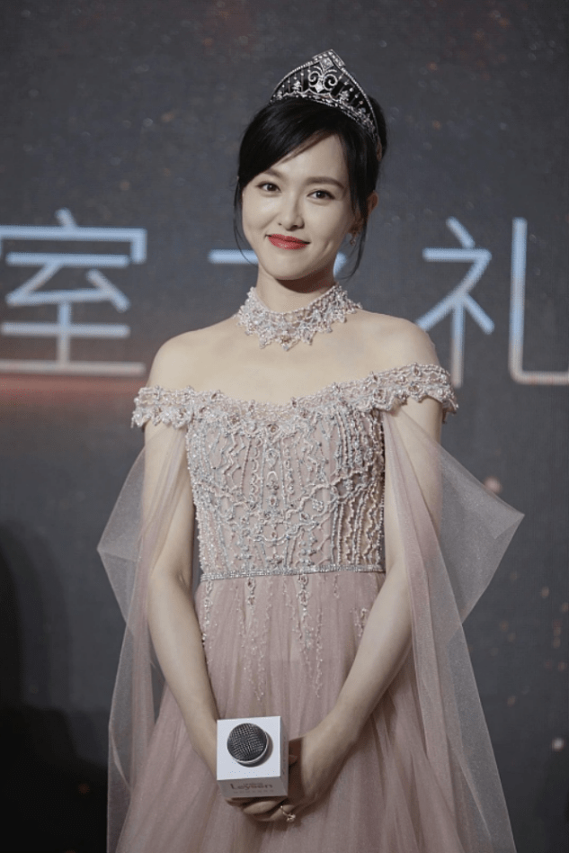 仙女 路人镜头下的唐嫣都能美到心坎里，穿粉裙配王冠，是公主也是女王