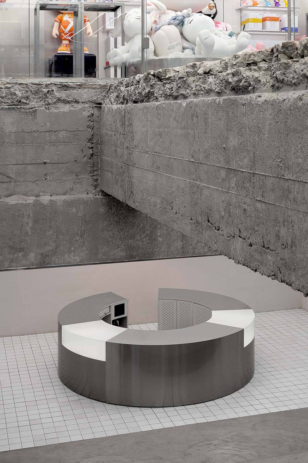 绽放设计 | 上海淮海路X11全球旗舰店，演绎朋克废土美学_空间