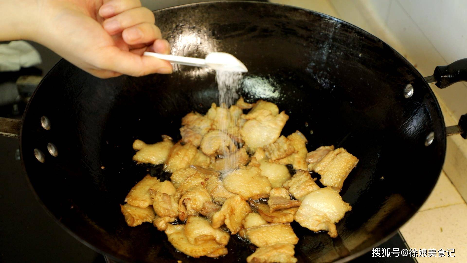 做法|做农家小炒肉，先炒辣椒还是先炒肉？大厨教你正确做法，香辣下饭