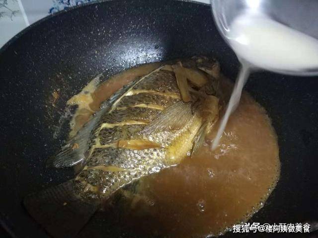 5斤以下的魚更好吃. 醃製羅非魚那一步不能少,加一點花椒,料酒可