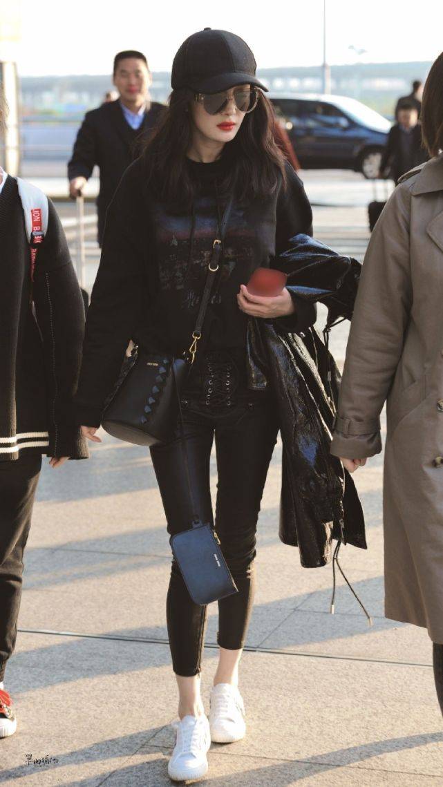 廓形 杨幂新剧路透曝光！死亡灯光都挡不住高颜值，穿西装更像自己私服