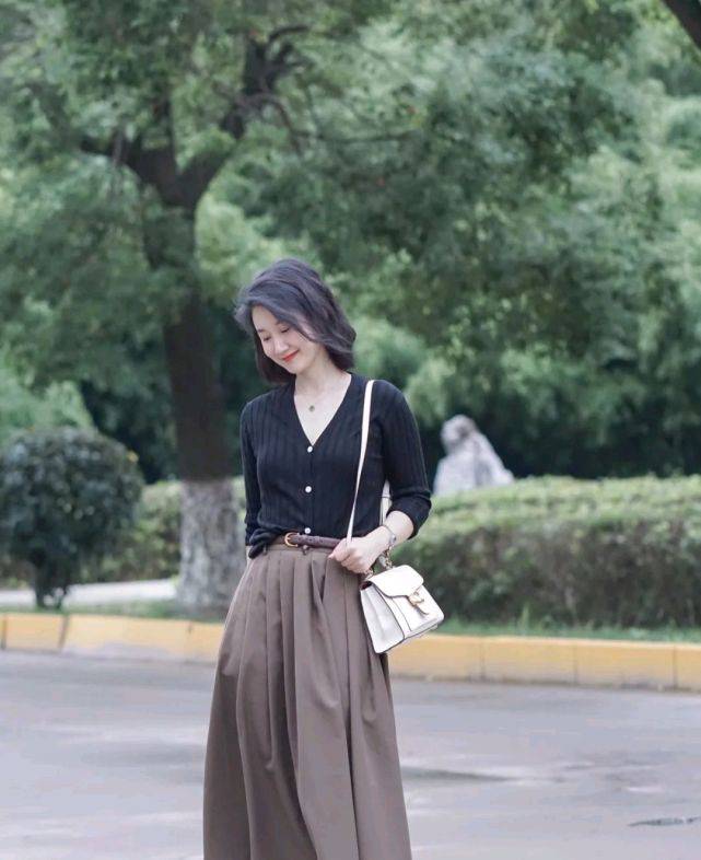 整体 谁说穿黑色服装不好看了？只要会搭配，驾驭起来毫不费力
