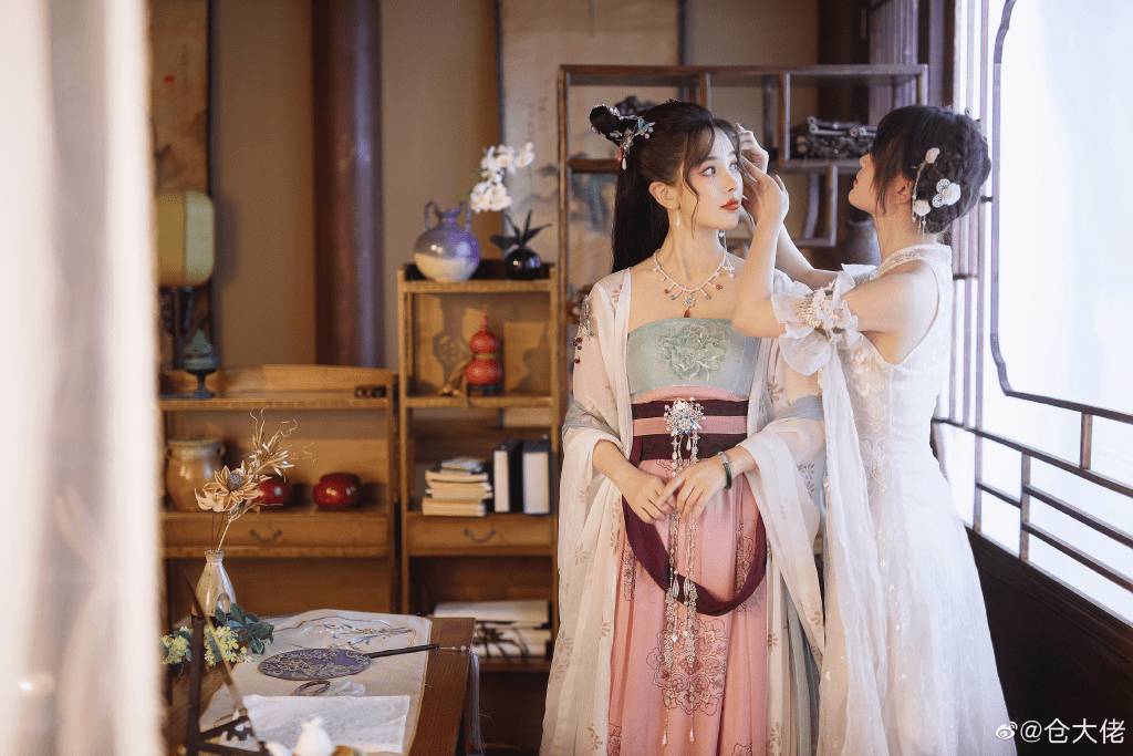 时装 18岁汉服美女COS性感嫦娥，玉兔变娇俏萝莉少女，网友：太香艳