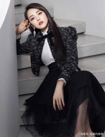 短裙 伊能静扮嫩成功,一套黑西服配小短裙,走在机场如同年轻小姑娘