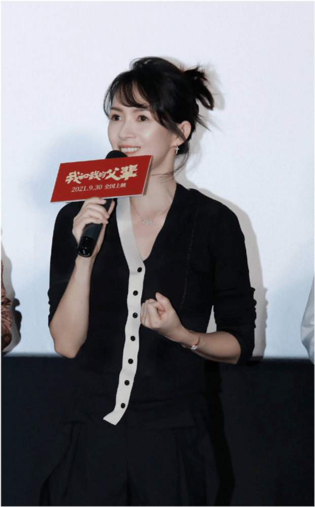 关键 章子怡换新发型变化大不敢认！成导演坐C位派头足，穿开衫好温柔