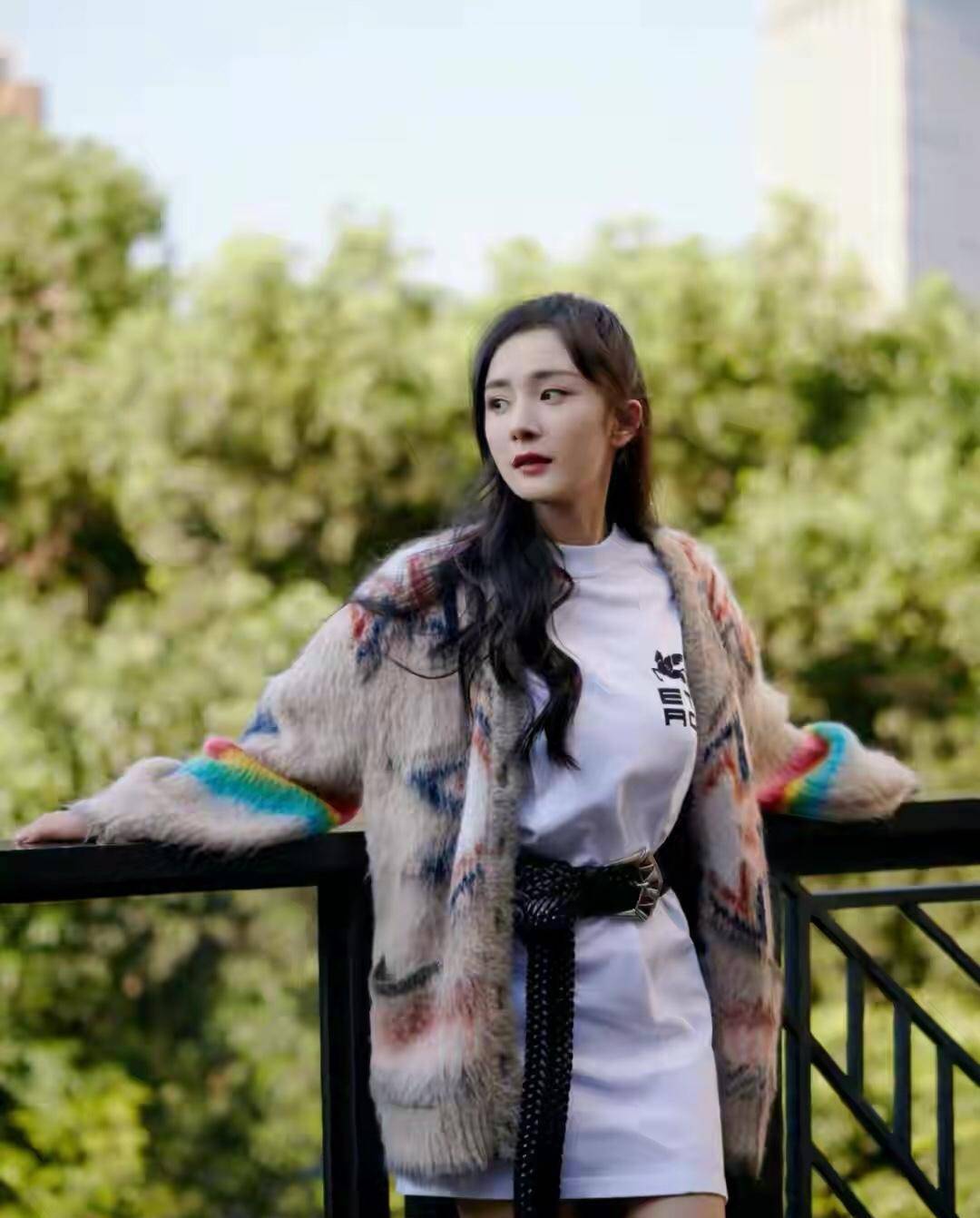 棕色 杨幂晚秋穿搭，长款涂鸦针织衫搭配束腰白T恤，全是穿搭小心机