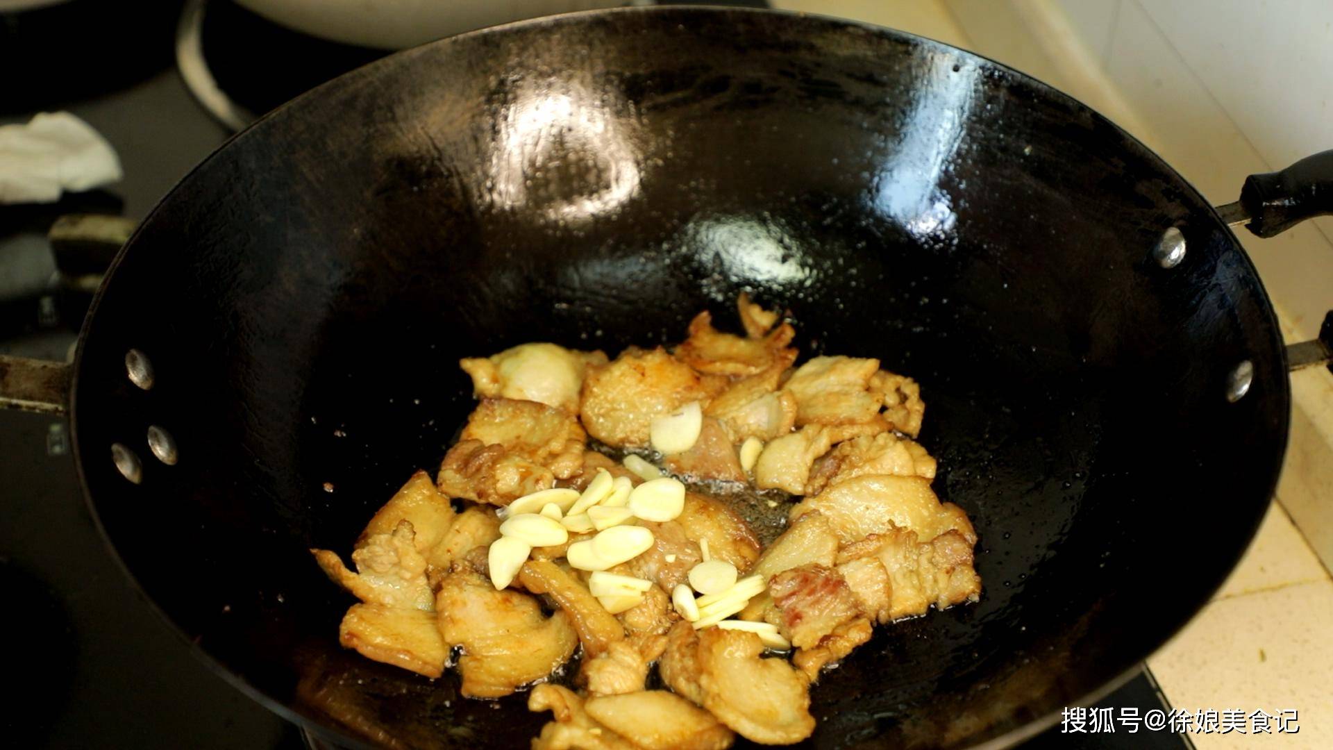 做法|做农家小炒肉，先炒辣椒还是先炒肉？大厨教你正确做法，香辣下饭