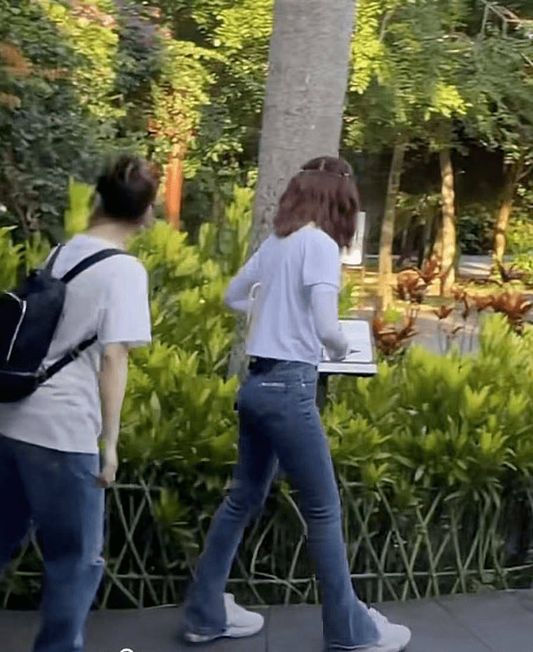 合体 阿Sa阿娇合体出行，俩人同穿白T配牛仔裤，阿娇身材发福像小助理