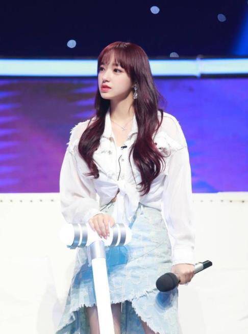 设计 宣萱穿衬衫配牛仔裤现身,完全看不出50+,和古天乐再合作真般配