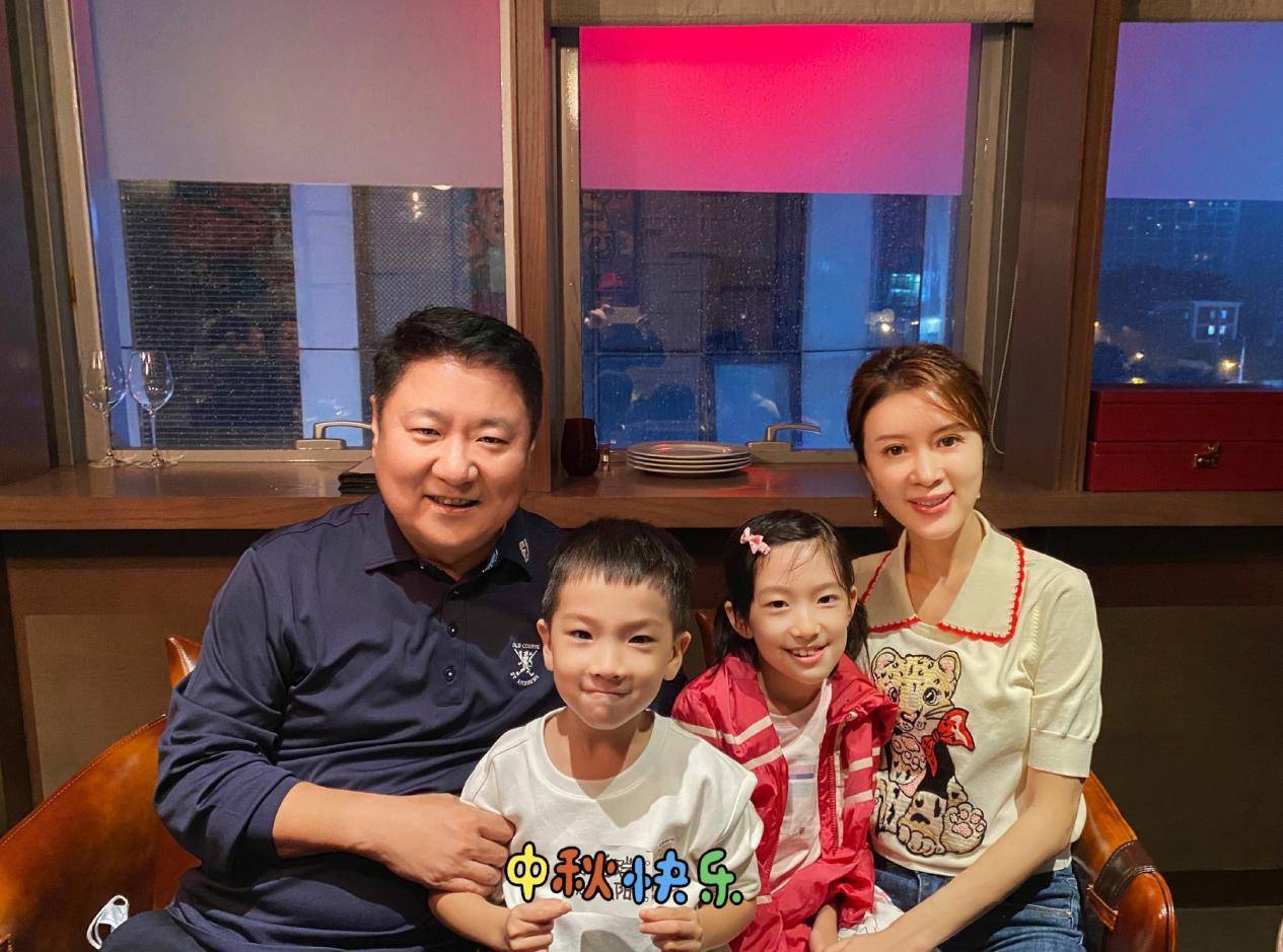 东方 金巧巧罕见携女走红毯，46岁穿旗袍美出东方韵味，女儿单眼皮像爸