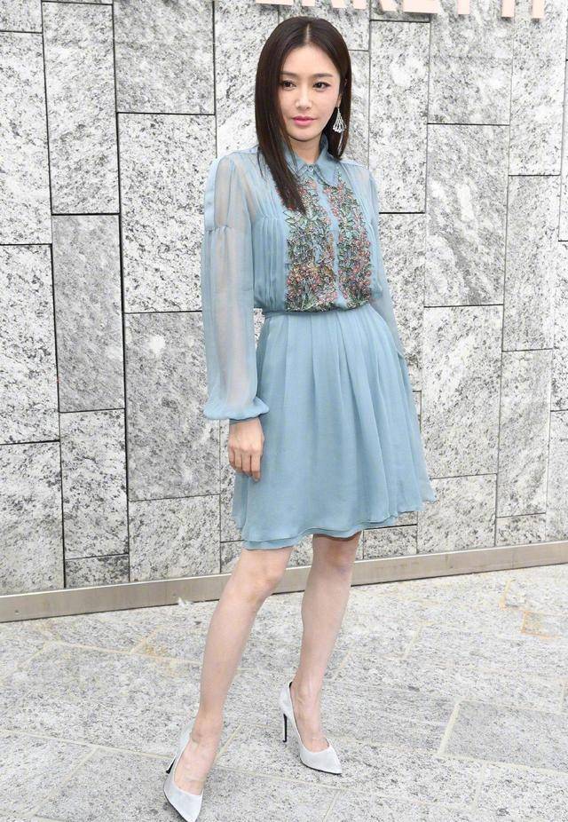 衣领 中年女人穿错衣服=很土，跟着秦岚学穿搭，减龄时尚有气质