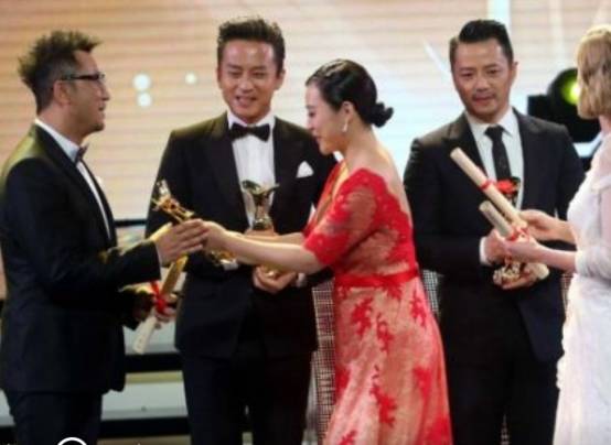 角色|郝蕾新剧开机照出炉！与王鸥宋丹丹同框似姐妹，西装难掩丰腴身材