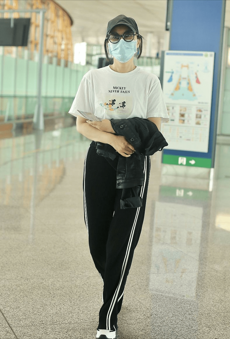 闫妮 闫妮带火校服裤新穿法，“上面主妇，下面学生”，看着还挺减龄的