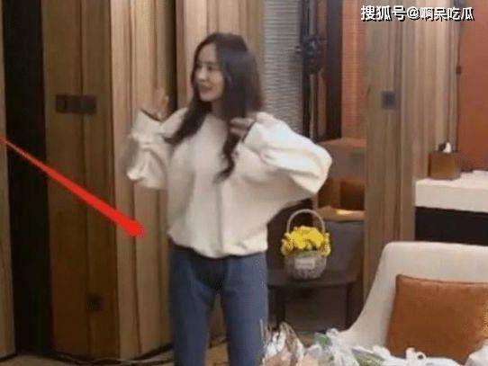 服装 杨幂为什么钟爱穿裙子，却很少穿裤子，看看她的腿就知道了！