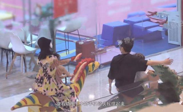 八卦 张杰谢娜带女儿去商场玩，跳跳活泼爱撒娇，俏俏扎高马尾超可爱