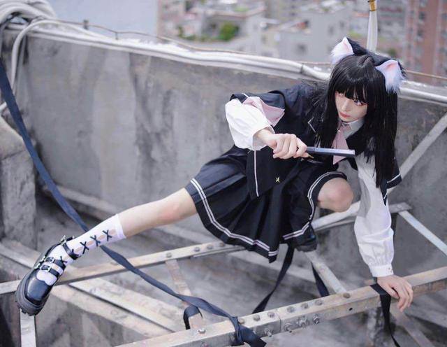 细节 有一种搭配叫“制服+破洞袜”，JK都爱穿，显瘦还洋气