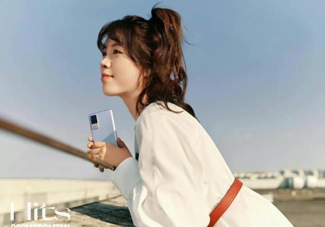 细节 杨倩首封大片曝光！奥运冠军正式亮相时尚圈，穿裙装变时髦上班族 ?