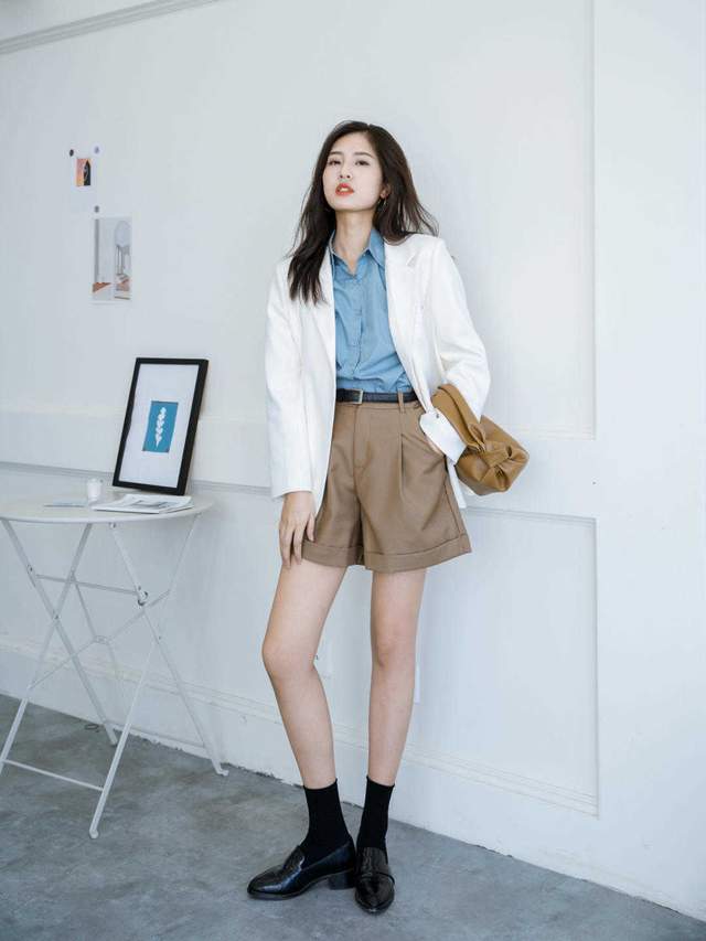 女生 几款适合普通人的西服外套，搭配蓝色衬衫随性有气质，谁穿谁好看