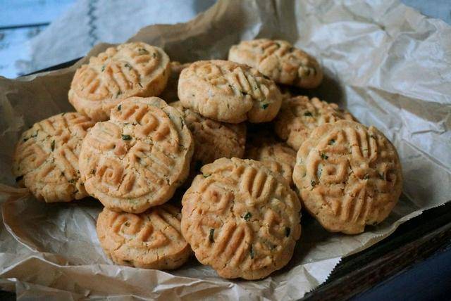葱花|鲜香美味的葱油桃酥,酥掉渣,味道更丰富,年前零食学起来