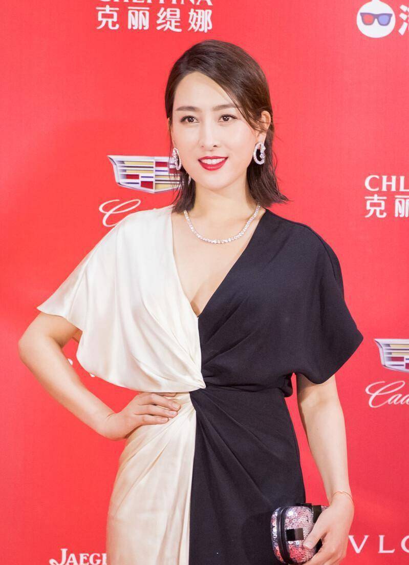 设计 马苏的气质还挺富贵的，黑白拼接裙显出优雅气度，身材又高挑