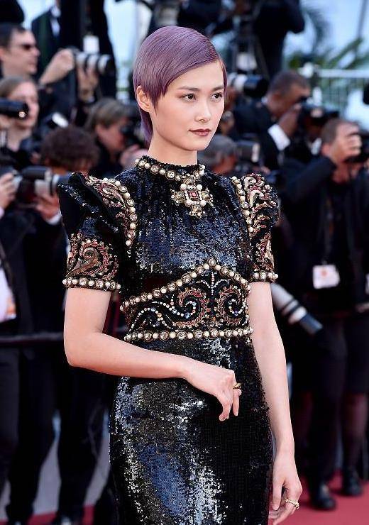 李宇春 李宇春的时尚让人看不懂，穿天使套装走红毯，看着却有点“翻车”