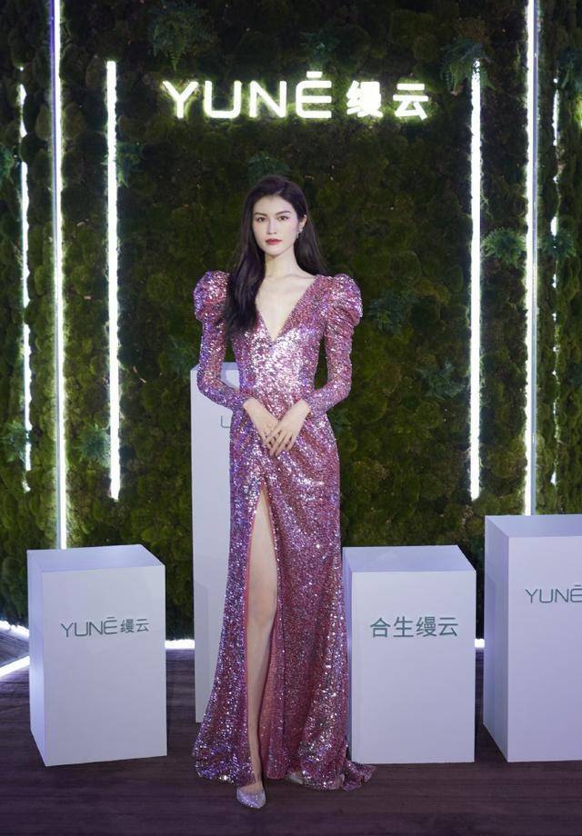 整体 虽然何穗很骨感，但穿着大V领的衣服，还挺能显出3D感的