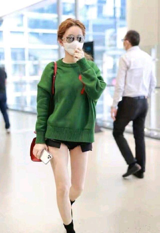 设计 金莎也玩“下半身失踪”，绿色针织衫配短裤清新减龄，俏皮伶俐
