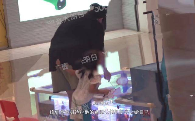 八卦 张杰谢娜带女儿去商场玩，跳跳活泼爱撒娇，俏俏扎高马尾超可爱